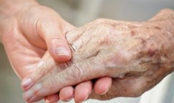 manos-de-anciano-y-otra-persona-mas-joven.jpg